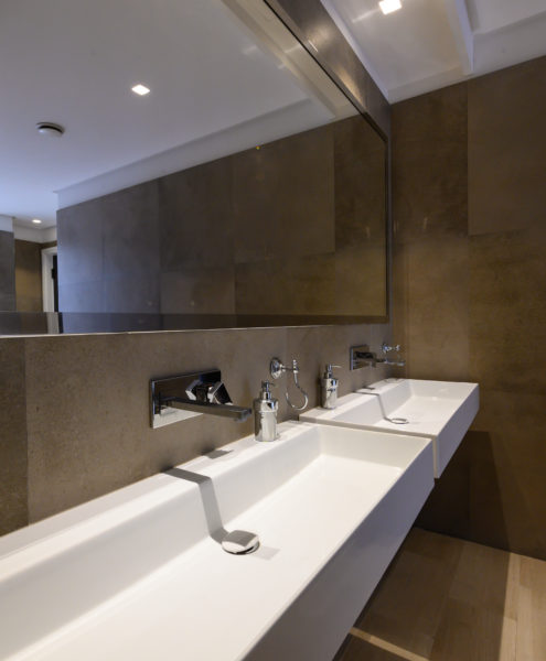 BATHROOM IN THE CONFERENCE ROOMS HOTEL ORIENTE