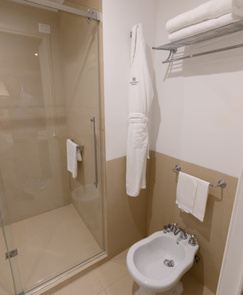 BATHROOMS WITH SHOWER HOTEL ORIENTE