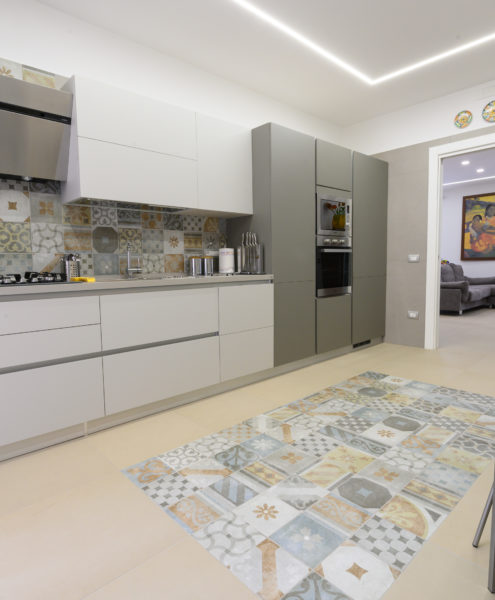 KITCHEN WITH KERLITE AND DECORATIONS